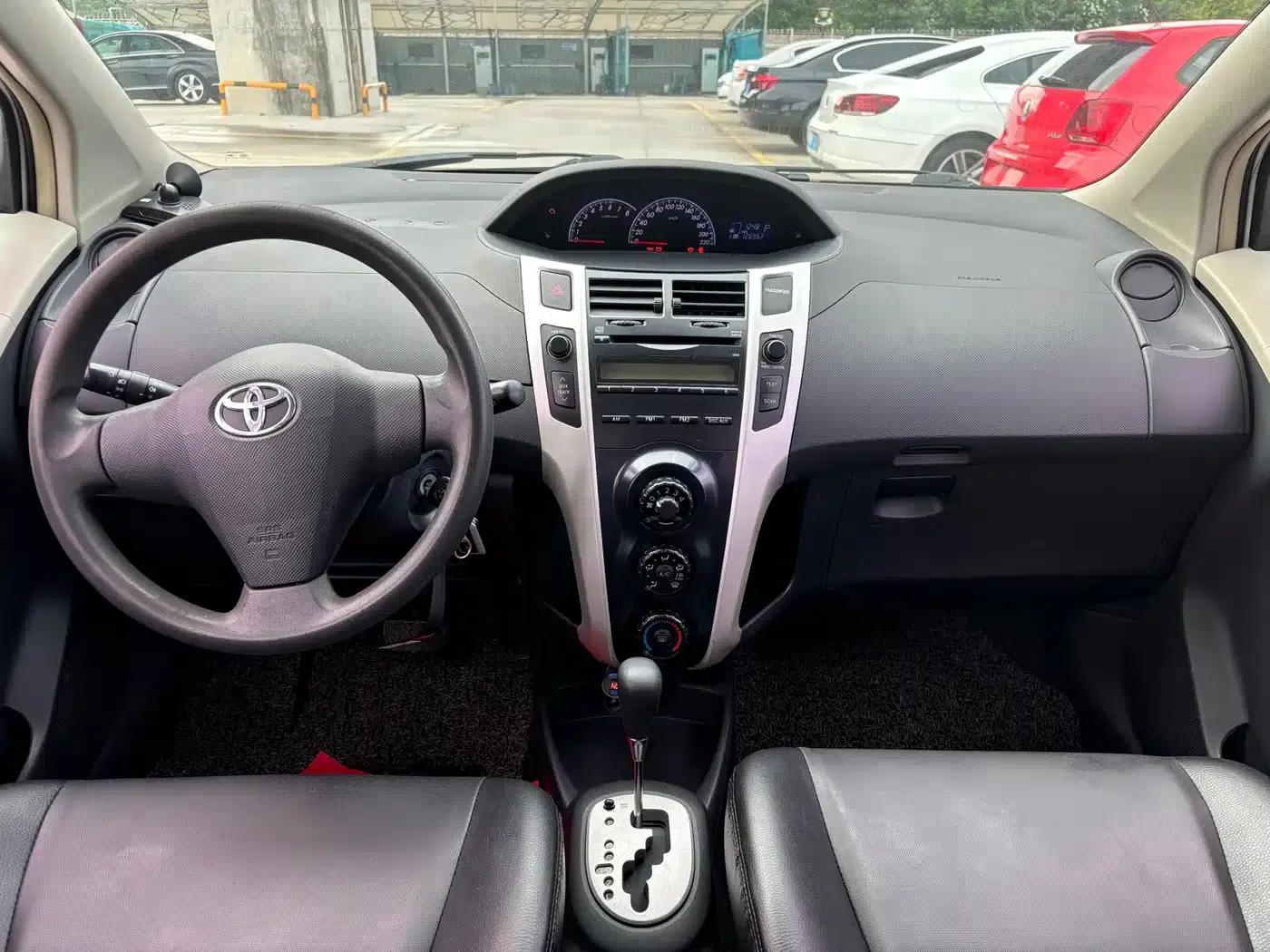 2011 Toyota Yaris 1.6E Automatic Dynamic Edition — миниатюра 6