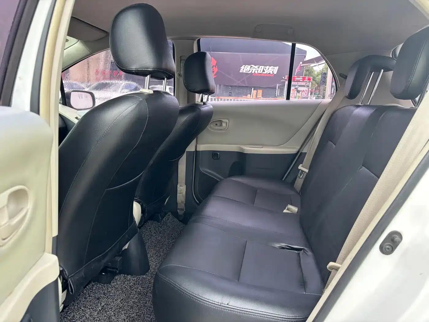2011 Toyota Yaris 1.6E Automatic Dynamic Edition — миниатюра 7