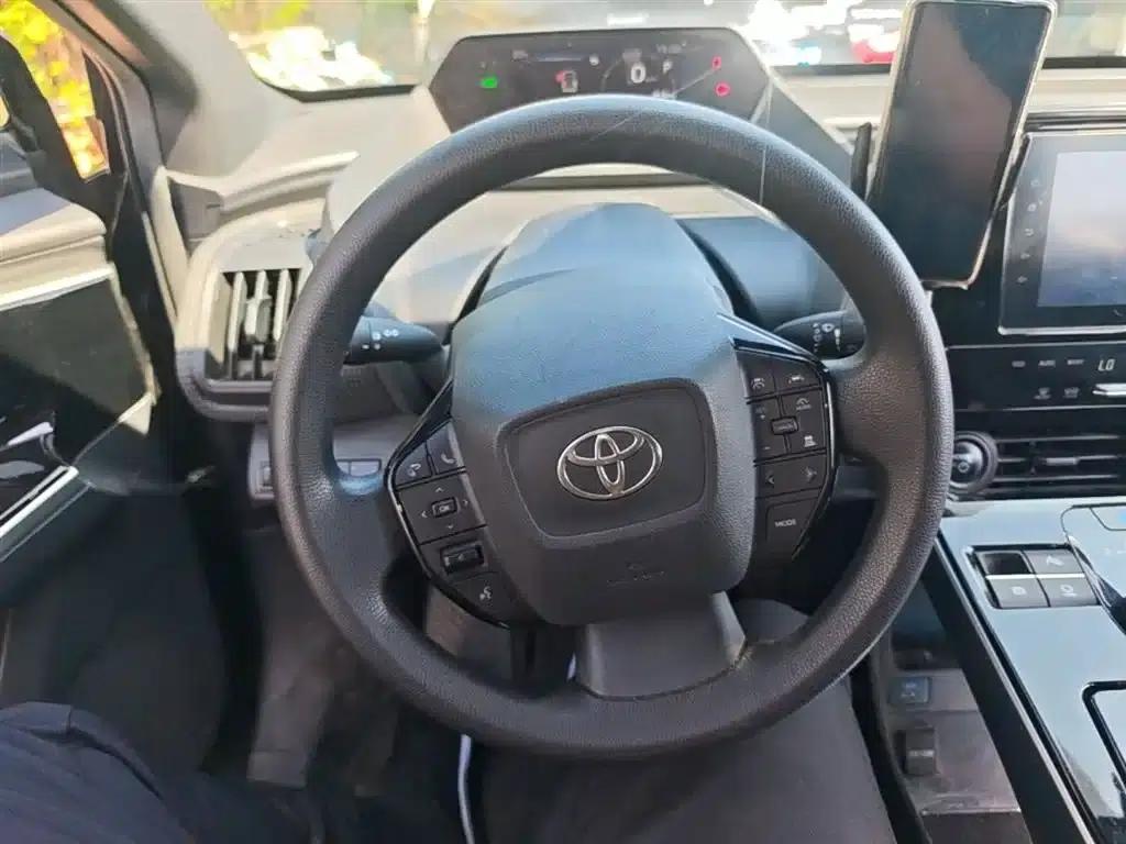 FAW Toyota bZ4X 2022 Two-Wheel Drive Elite JOY Edition — миниатюра 11