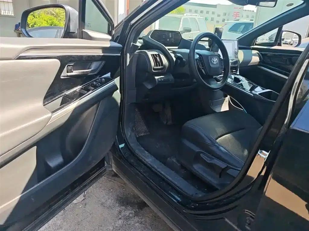FAW Toyota bZ4X 2022 Two-Wheel Drive Elite JOY Edition — миниатюра 16