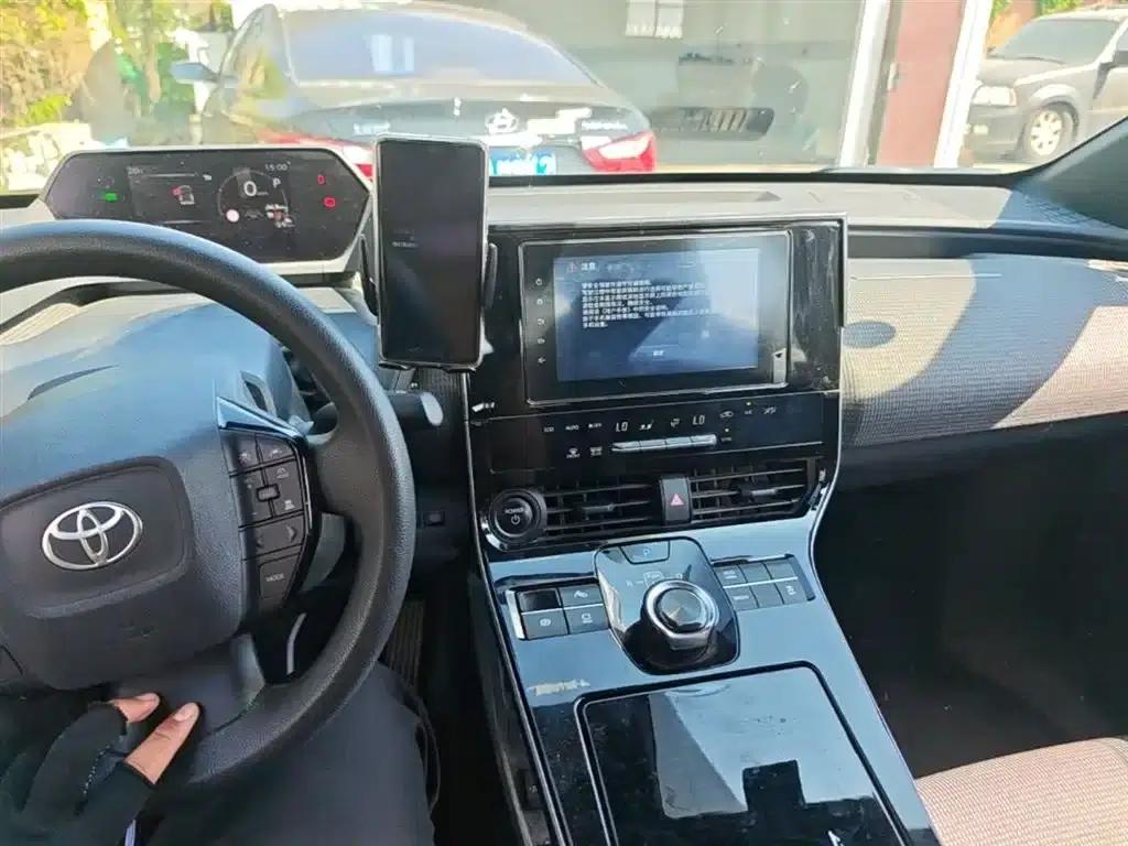 FAW Toyota bZ4X 2022 Two-Wheel Drive Elite JOY Edition — миниатюра 10
