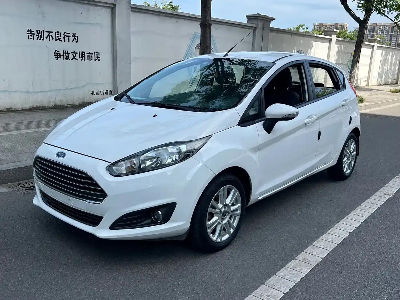 2013 Ford Fiesta Hatchback 1.5L Automatic Fashion Edition — миниатюра 1