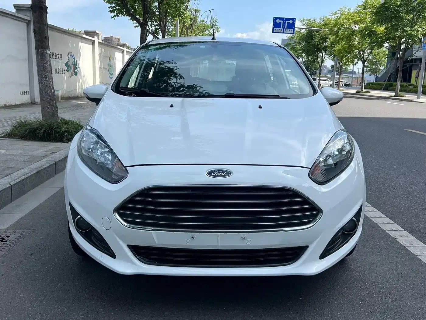 2013 Ford Fiesta Hatchback 1.5L Automatic Fashion Edition — миниатюра 2