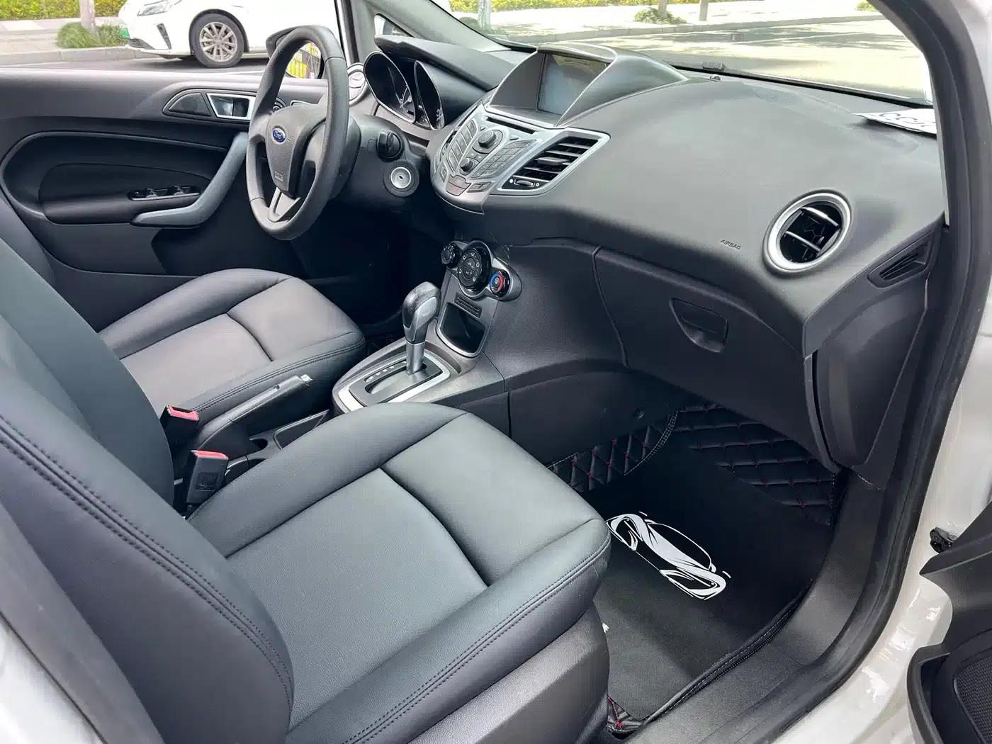 2013 Ford Fiesta Hatchback 1.5L Automatic Fashion Edition — миниатюра 11