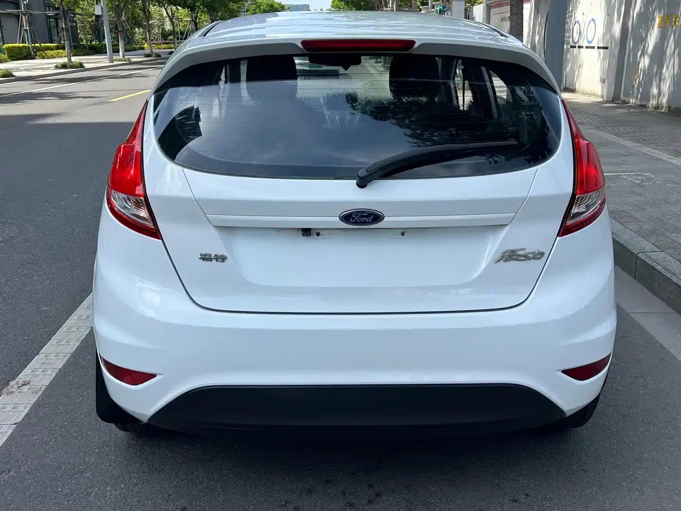 2013 Ford Fiesta Hatchback 1.5L Automatic Fashion Edition — миниатюра 13