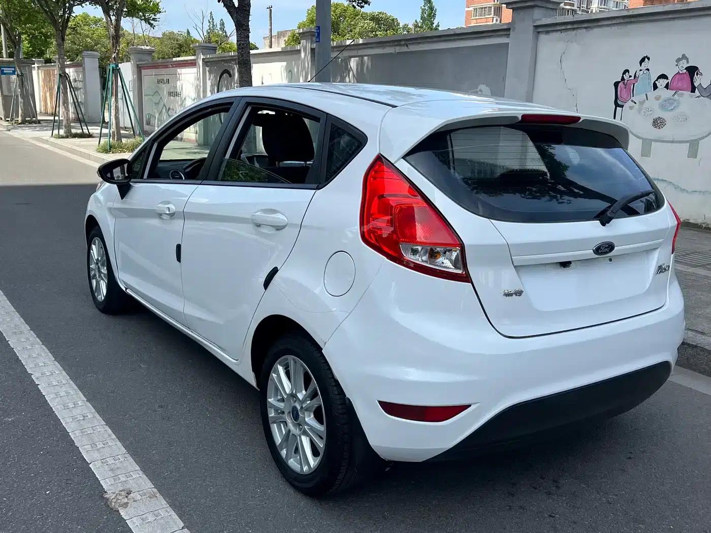 2013 Ford Fiesta Hatchback 1.5L Automatic Fashion Edition — миниатюра 14
