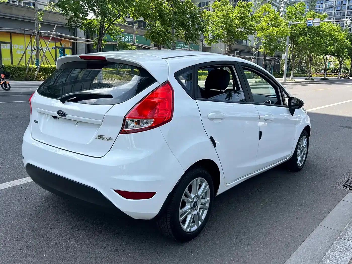2013 Ford Fiesta Hatchback 1.5L Automatic Fashion Edition — миниатюра 15