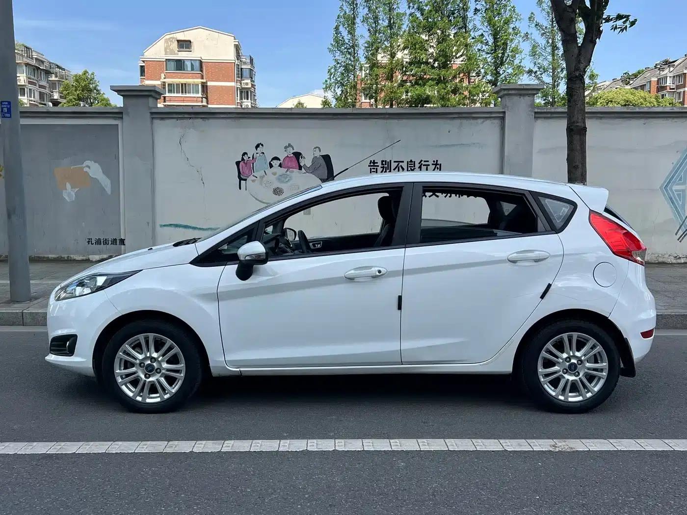 2013 Ford Fiesta Hatchback 1.5L Automatic Fashion Edition — миниатюра 16