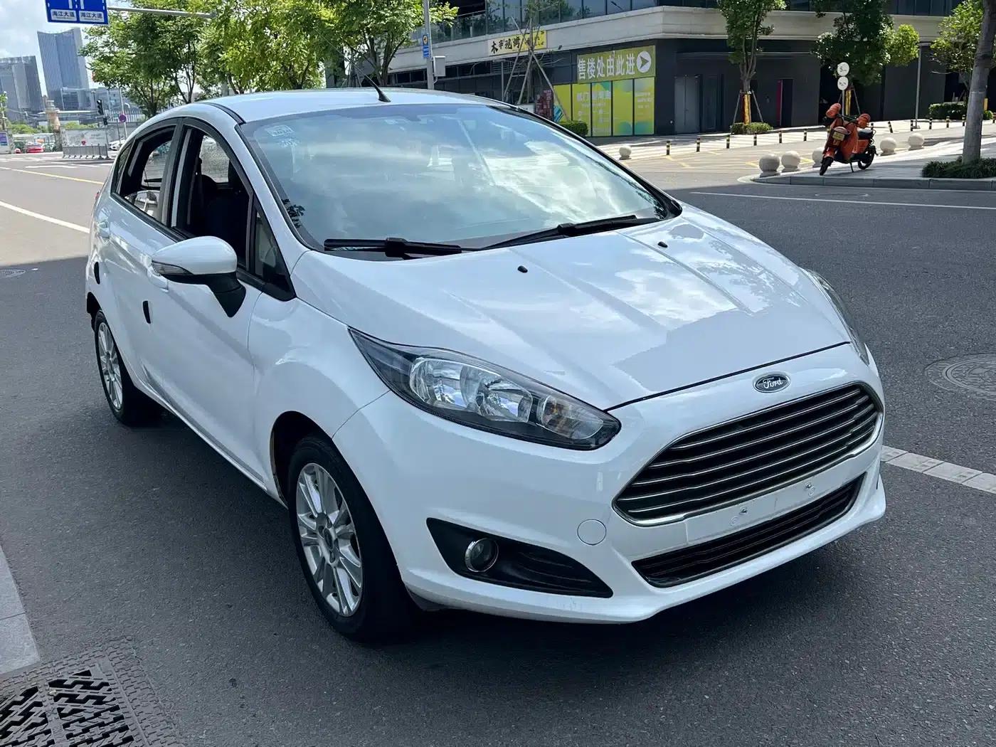 2013 Ford Fiesta Hatchback 1.5L Automatic Fashion Edition — миниатюра 3