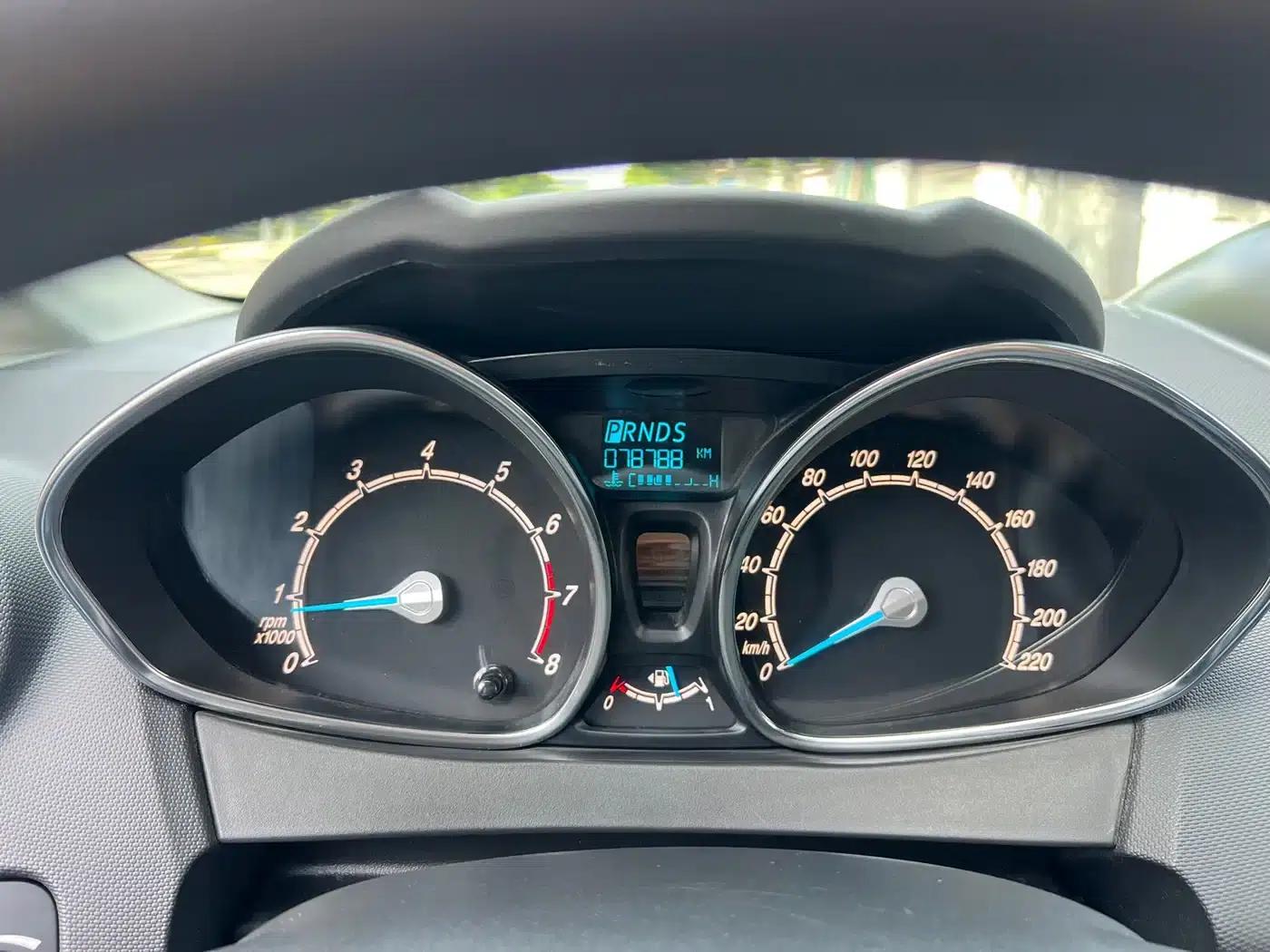 2013 Ford Fiesta Hatchback 1.5L Automatic Fashion Edition — миниатюра 4