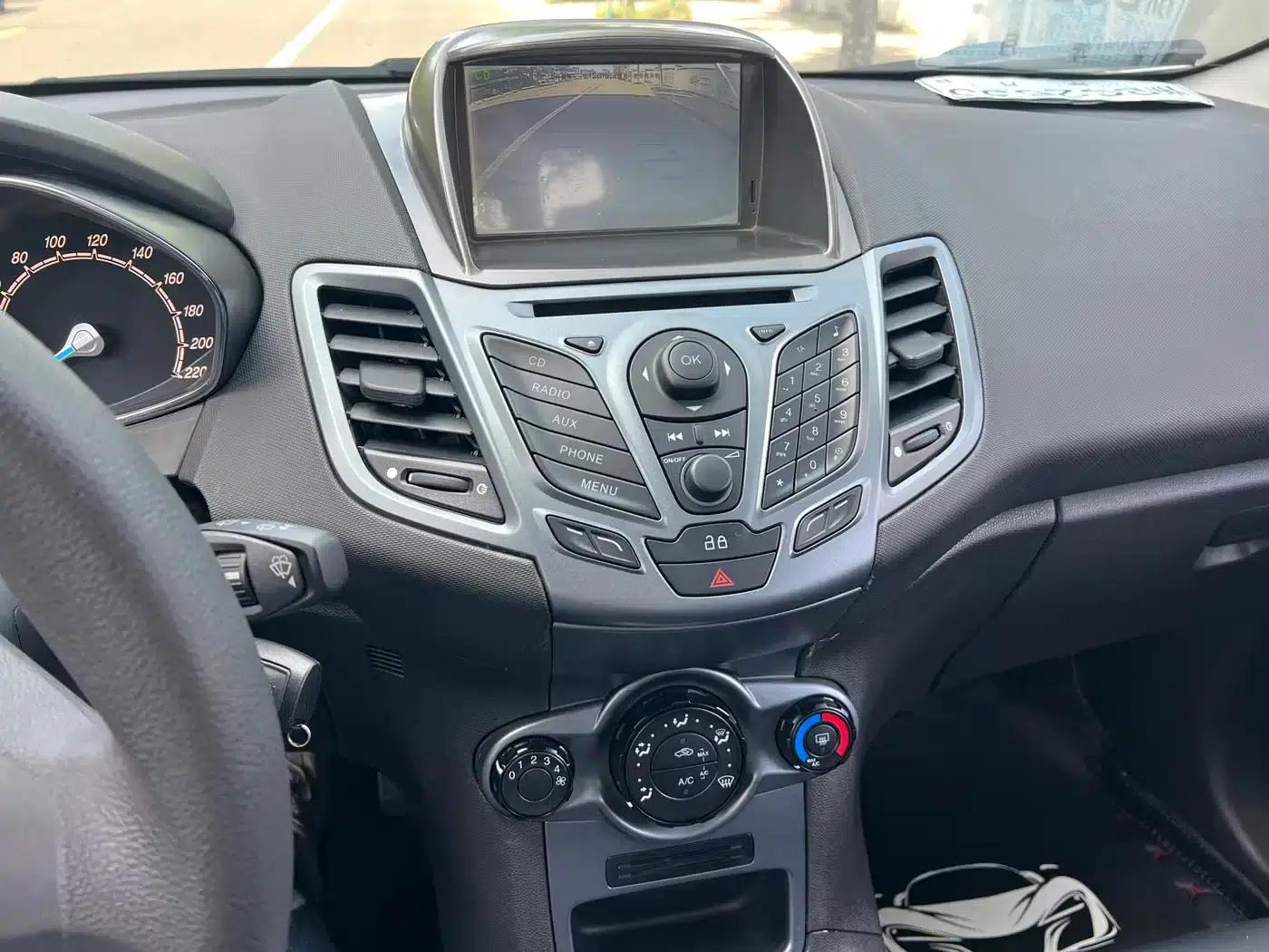 2013 Ford Fiesta Hatchback 1.5L Automatic Fashion Edition — миниатюра 5
