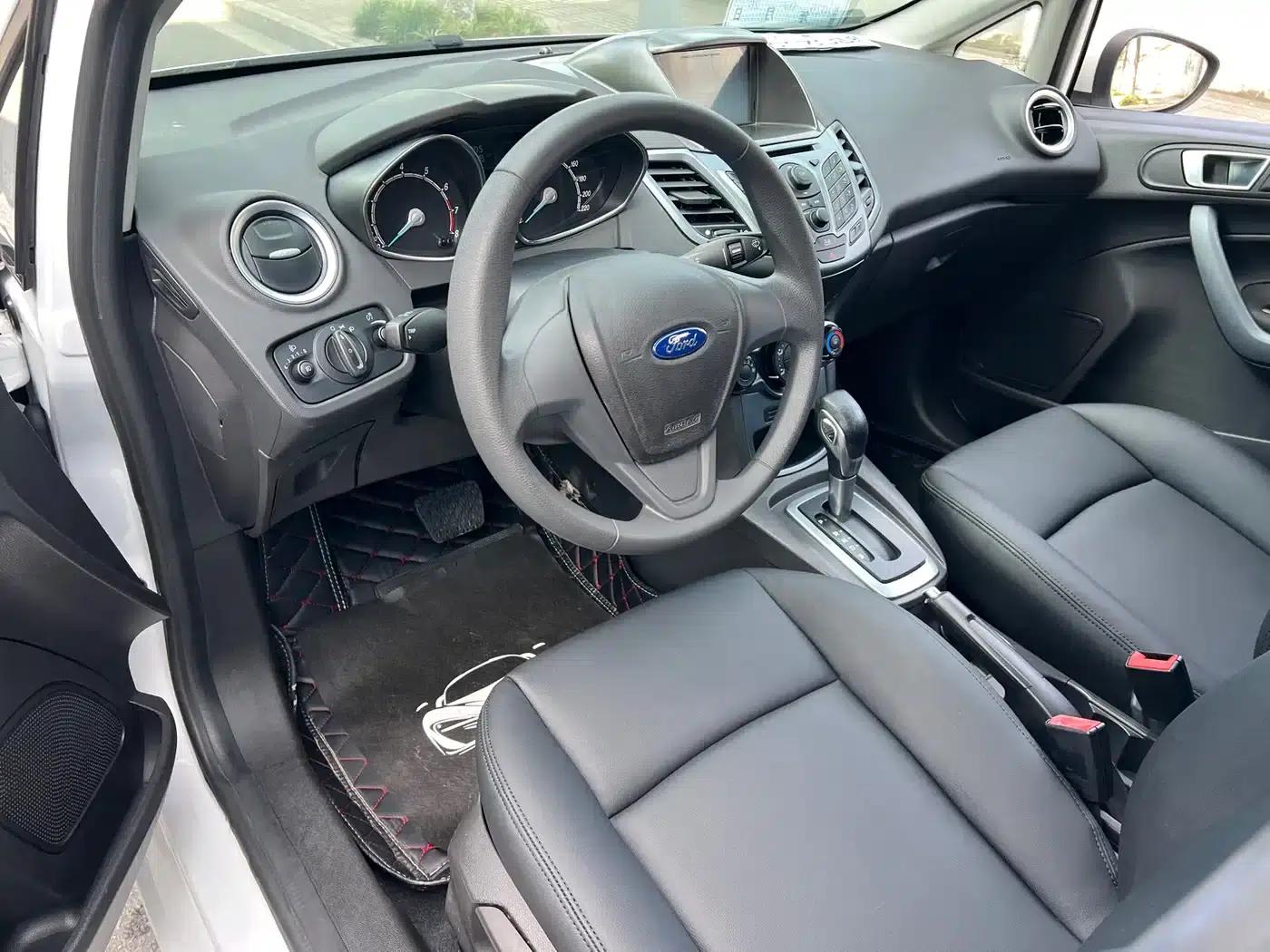 2013 Ford Fiesta Hatchback 1.5L Automatic Fashion Edition — миниатюра 6
