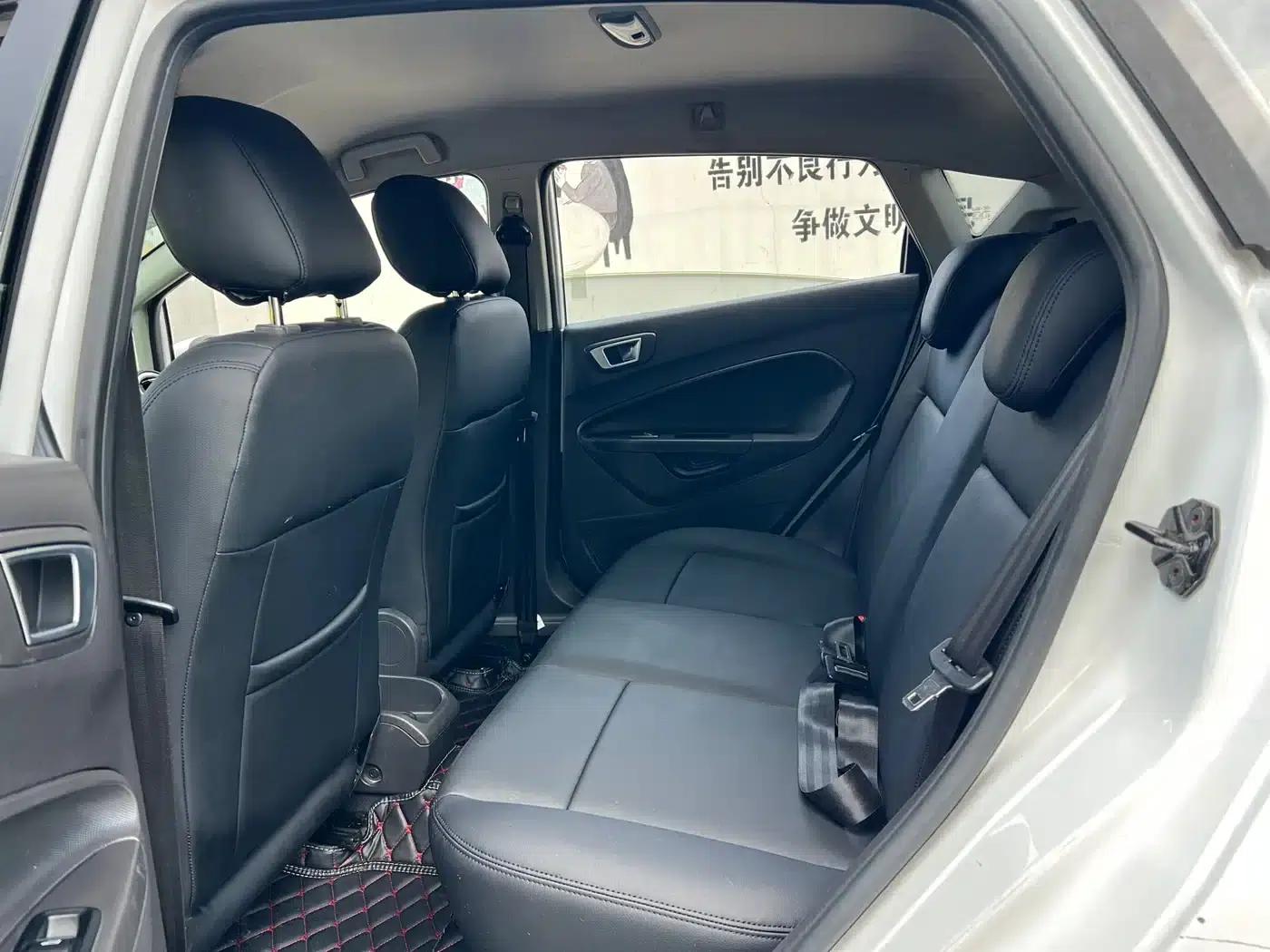 2013 Ford Fiesta Hatchback 1.5L Automatic Fashion Edition — миниатюра 8