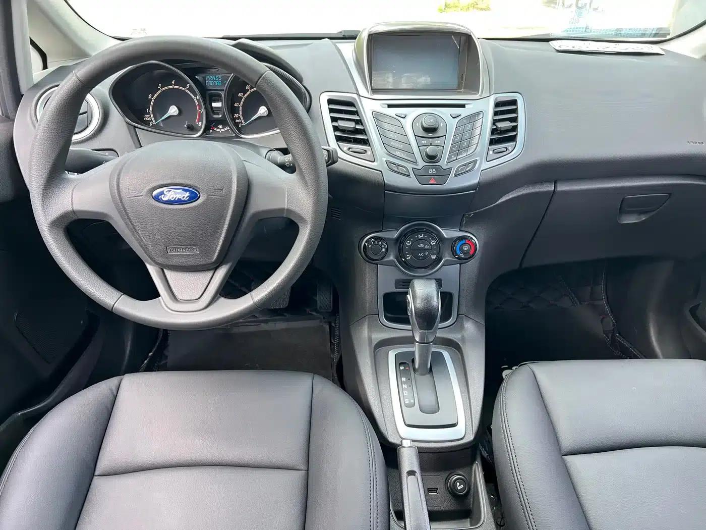 2013 Ford Fiesta Hatchback 1.5L Automatic Fashion Edition — миниатюра 9