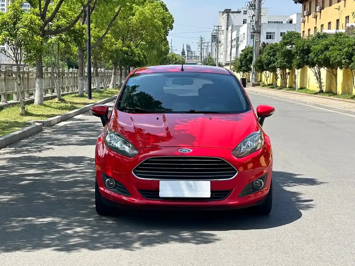 2013 Ford Fiesta Hatchback 1.5L Automatic Fashion Edition — миниатюра 2