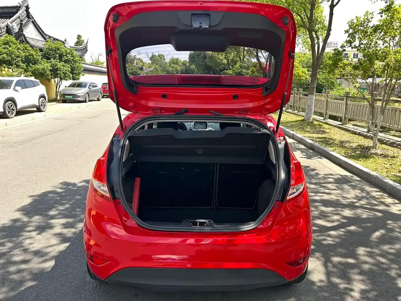 2013 Ford Fiesta Hatchback 1.5L Automatic Fashion Edition — миниатюра 12