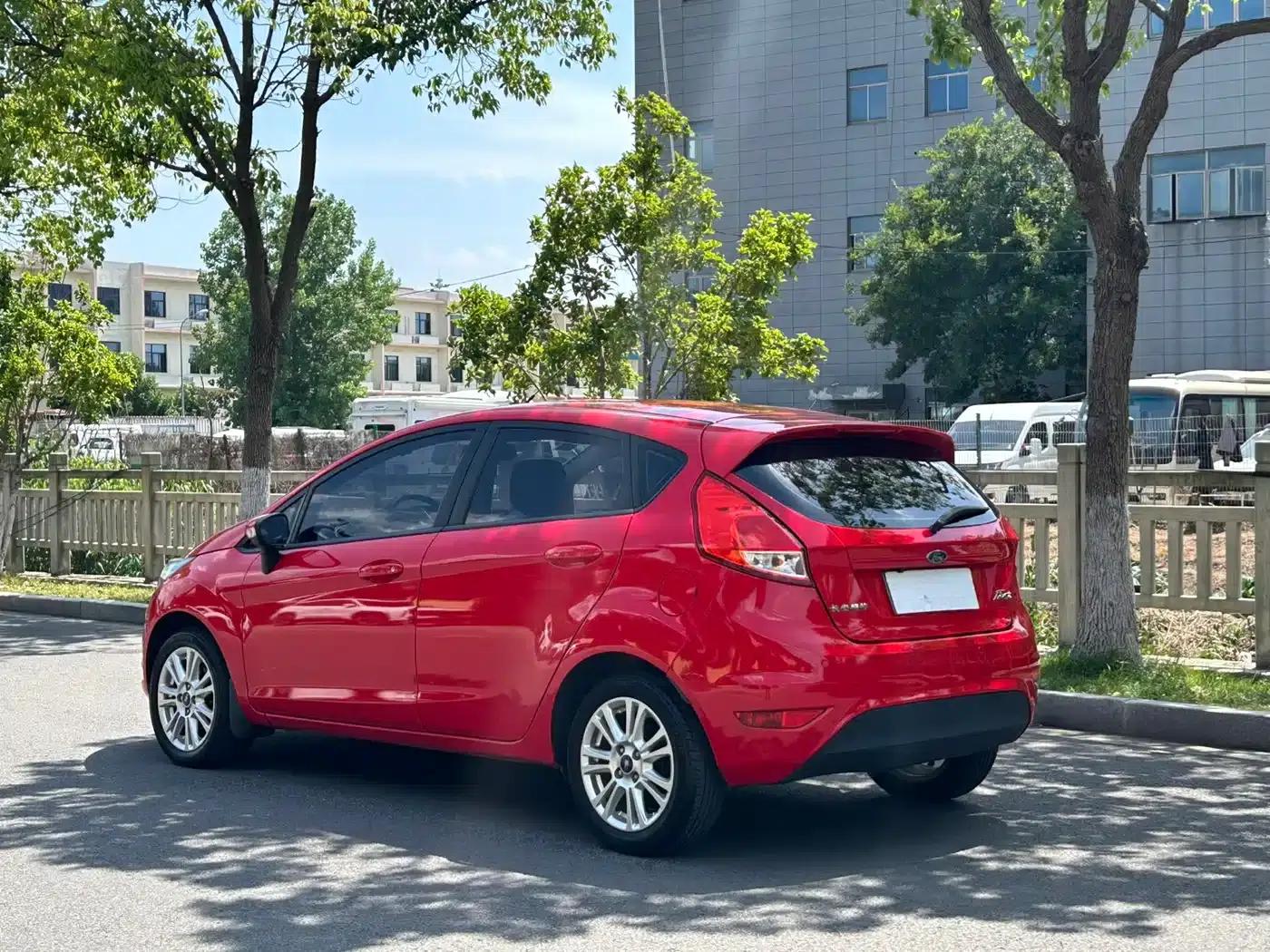 2013 Ford Fiesta Hatchback 1.5L Automatic Fashion Edition — миниатюра 14