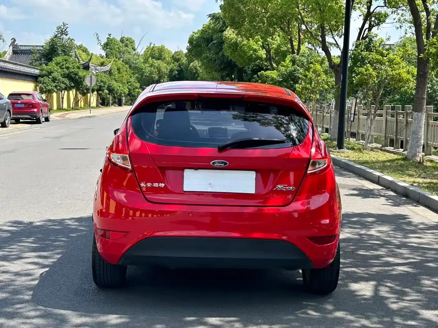 2013 Ford Fiesta Hatchback 1.5L Automatic Fashion Edition — миниатюра 16