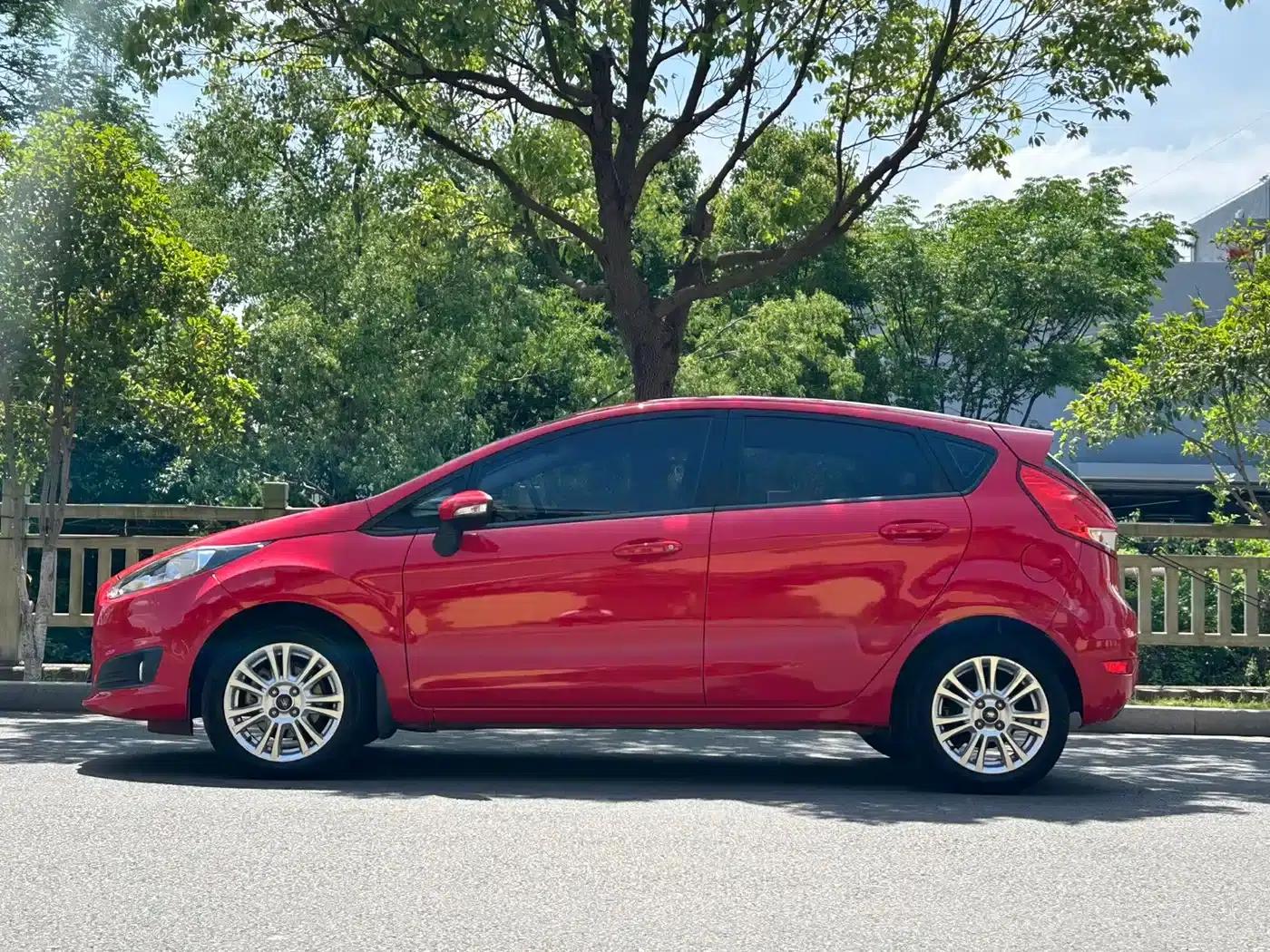2013 Ford Fiesta Hatchback 1.5L Automatic Fashion Edition — миниатюра 3