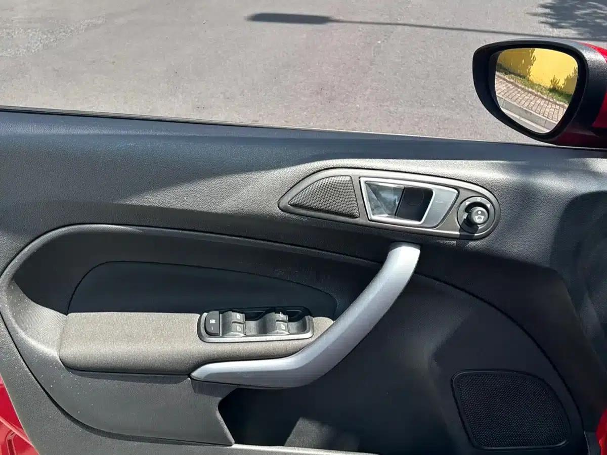 2013 Ford Fiesta Hatchback 1.5L Automatic Fashion Edition — миниатюра 4