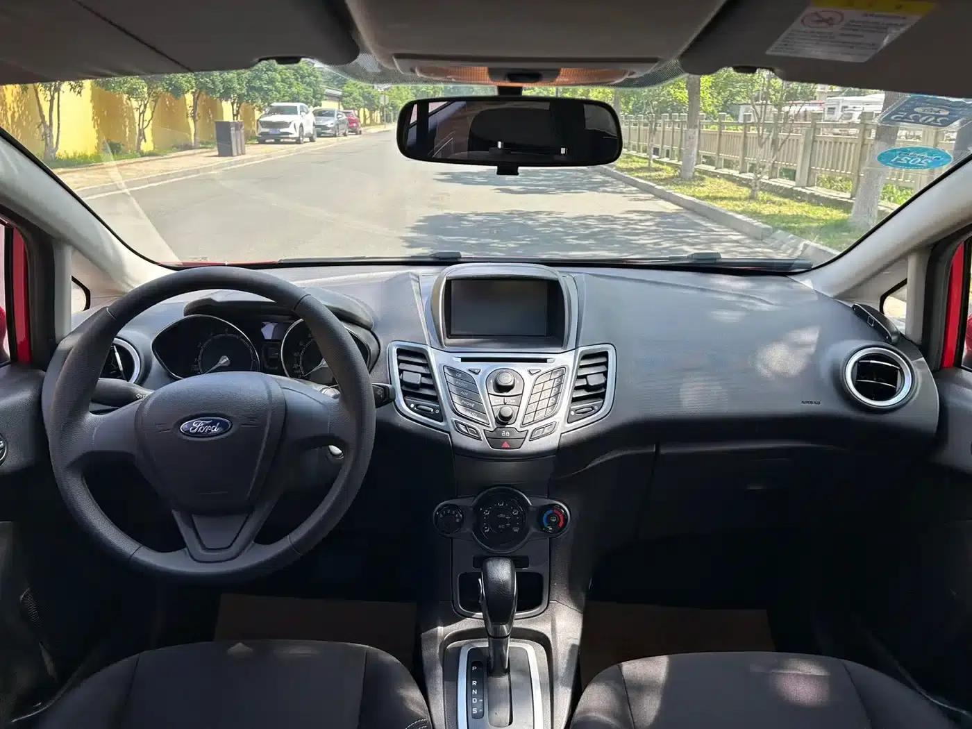 2013 Ford Fiesta Hatchback 1.5L Automatic Fashion Edition — миниатюра 6