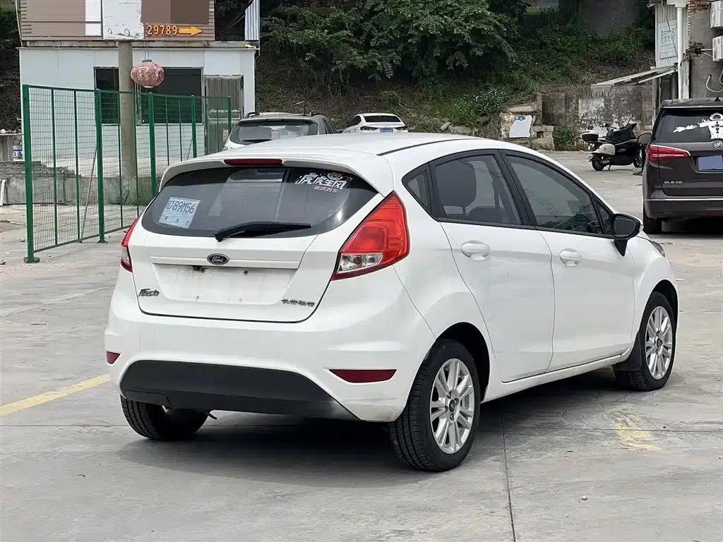 2013 Ford Fiesta Hatchback 1.5L Automatic Fashion Edition — миниатюра 3