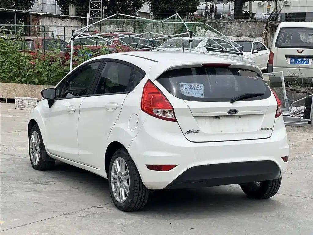 2013 Ford Fiesta Hatchback 1.5L Automatic Fashion Edition — миниатюра 4