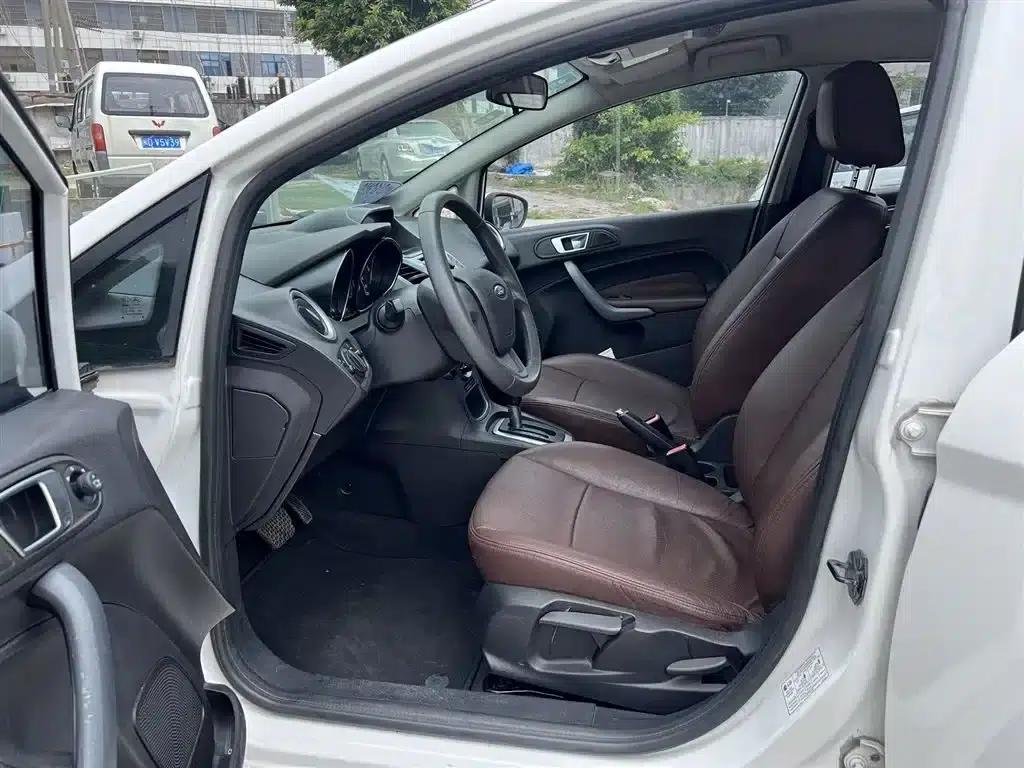 2013 Ford Fiesta Hatchback 1.5L Automatic Fashion Edition — миниатюра 5