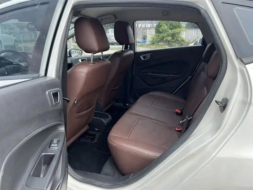 2013 Ford Fiesta Hatchback 1.5L Automatic Fashion Edition — миниатюра 6