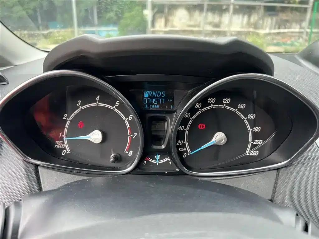 2013 Ford Fiesta Hatchback 1.5L Automatic Fashion Edition — миниатюра 8