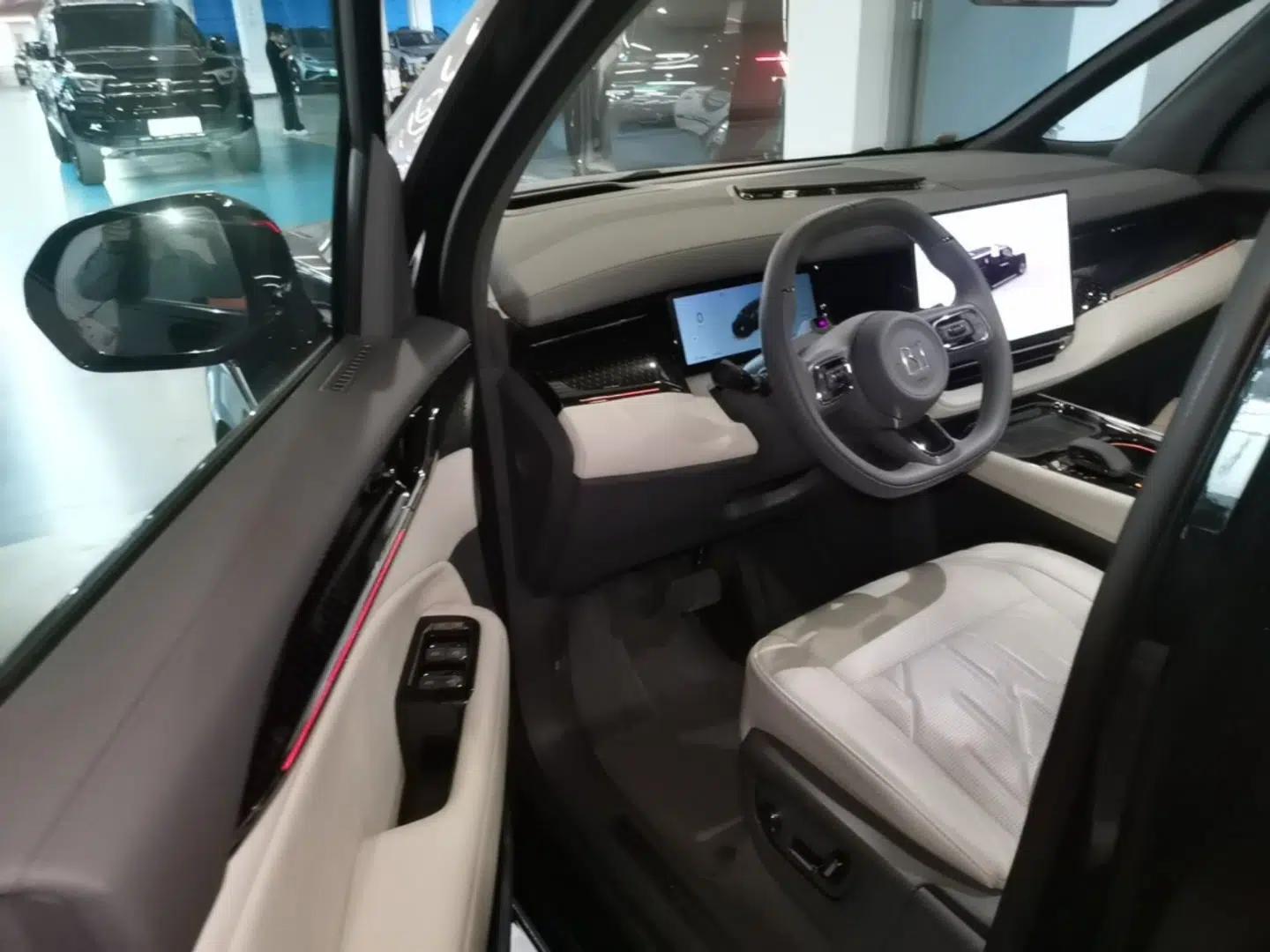 Zeekr 009 2024 7-Seater Walk-Through Version Four-Wheel Drive 108 kWh — миниатюра 19