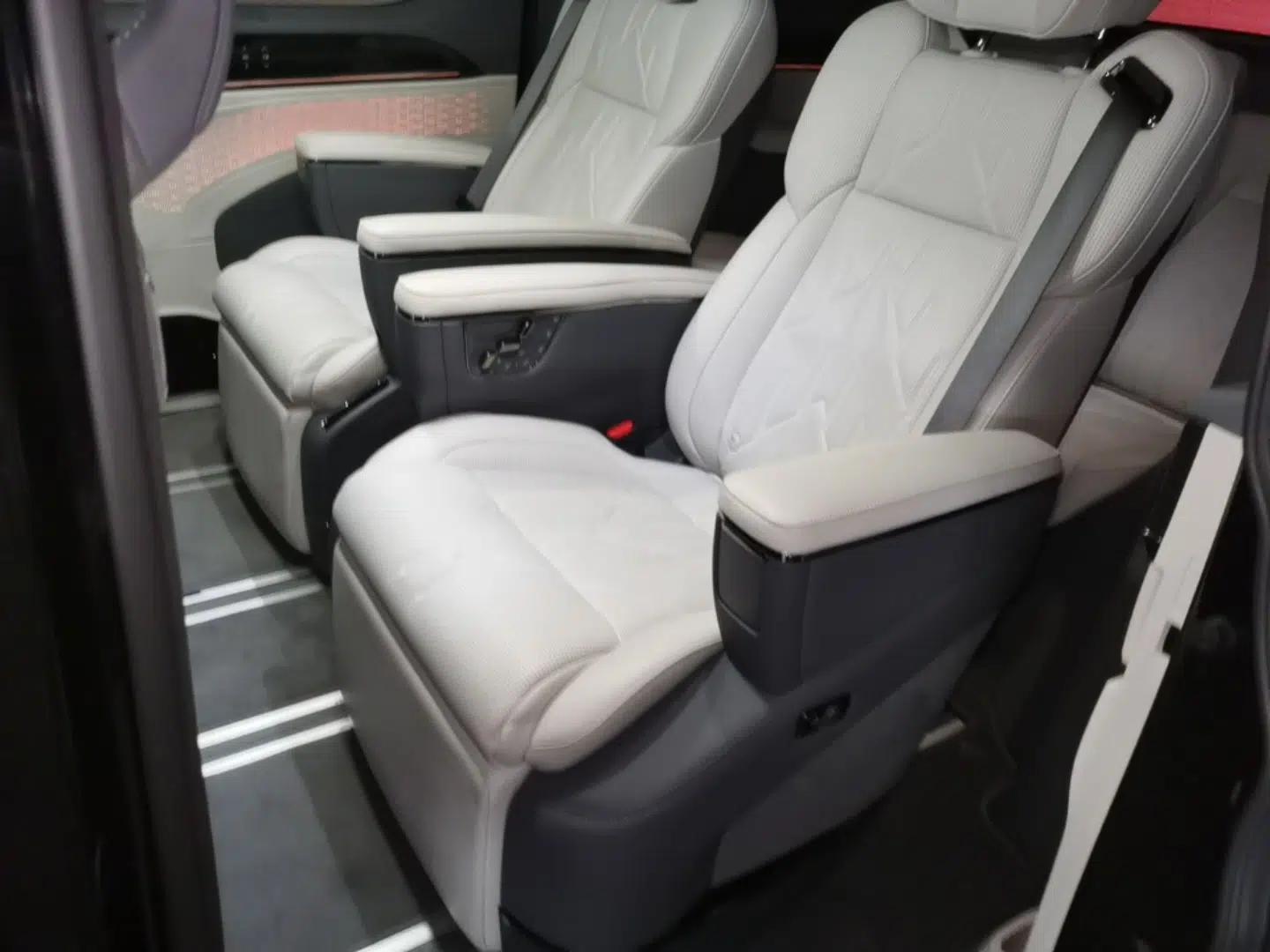 Zeekr 009 2024 7-Seater Walk-Through Version Four-Wheel Drive 108 kWh — миниатюра 20