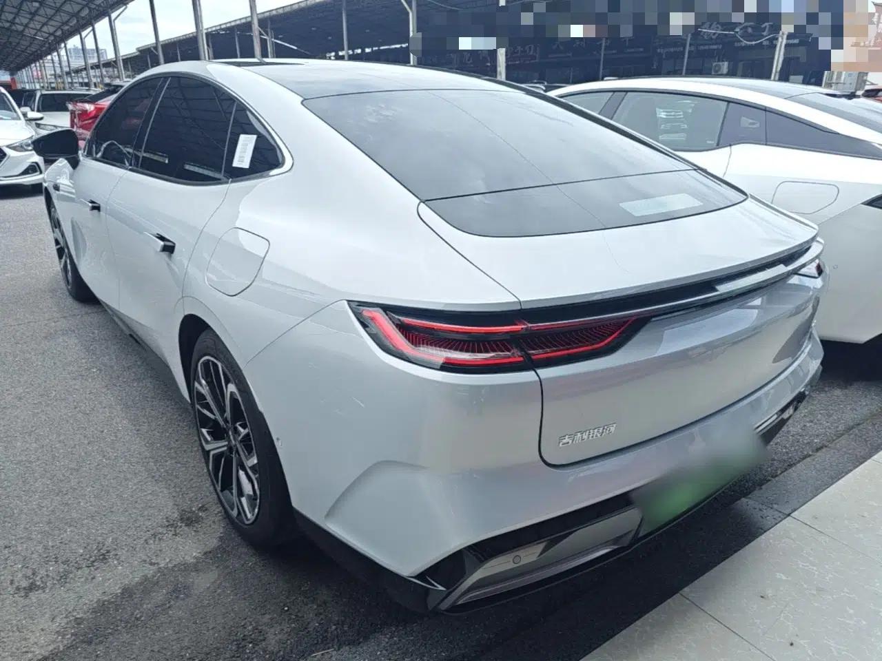 Geely Galaxy E8 2025 700 km Long-Range Intelligent Driving Version — миниатюра 4