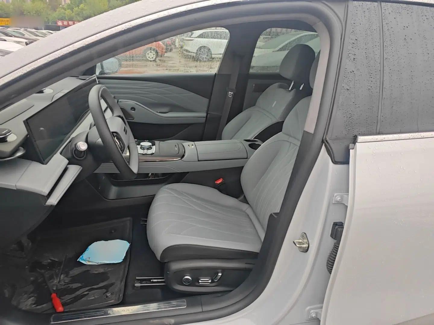 Geely Galaxy E8 2025 700 km Long-Range Intelligent Driving Version — миниатюра 18