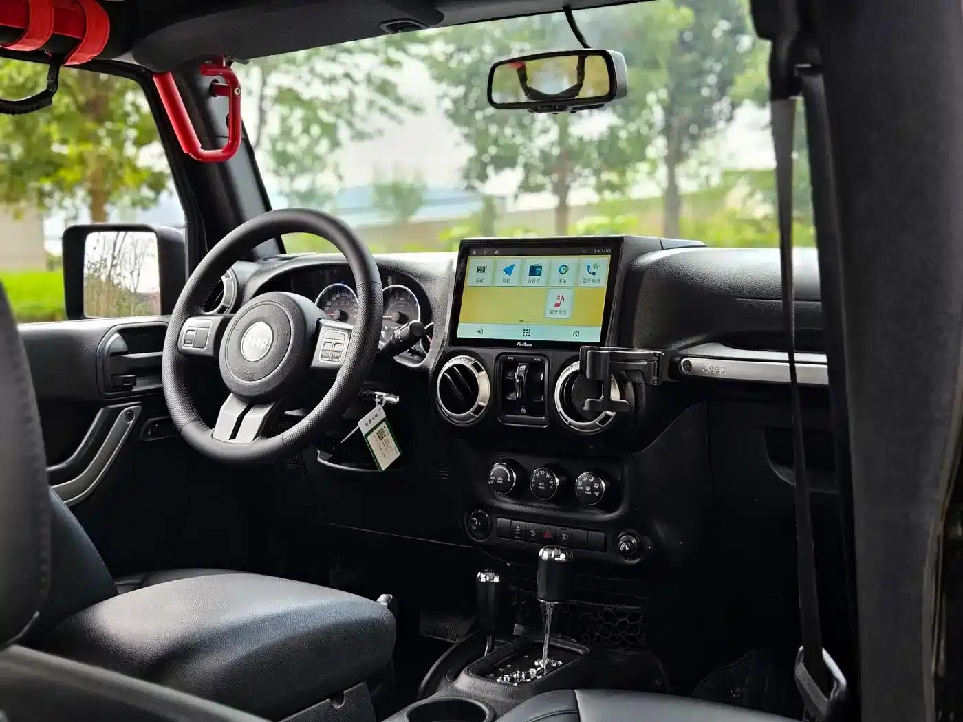 2015 Jeep Wrangler 2.8TD Sahara Four-Door Comfort Edition — миниатюра 14
