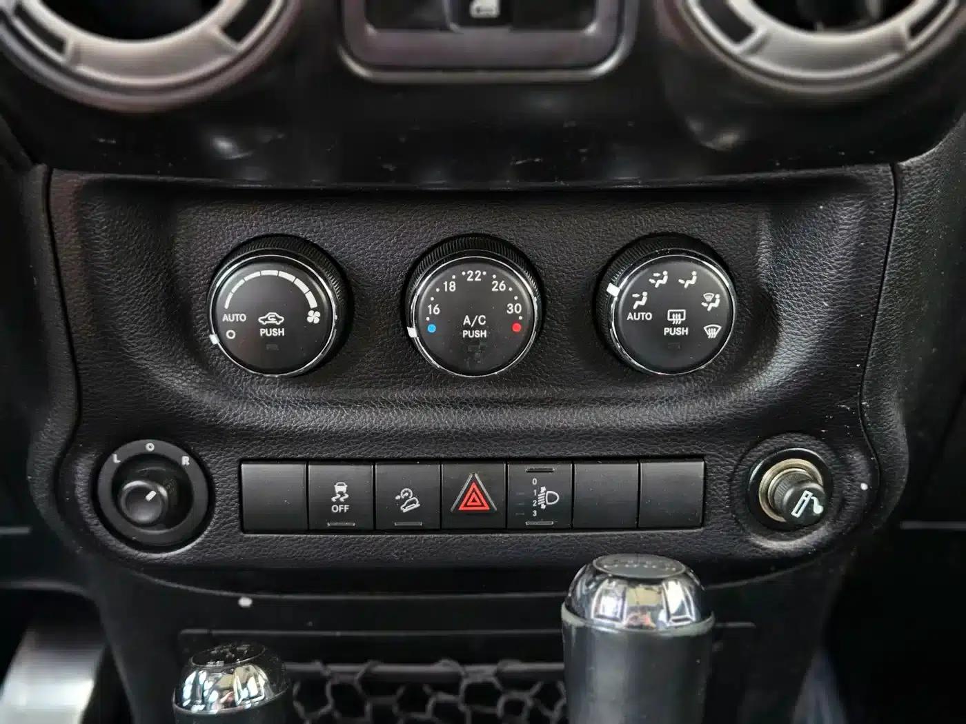 2015 Jeep Wrangler 2.8TD Sahara Four-Door Comfort Edition — миниатюра 18