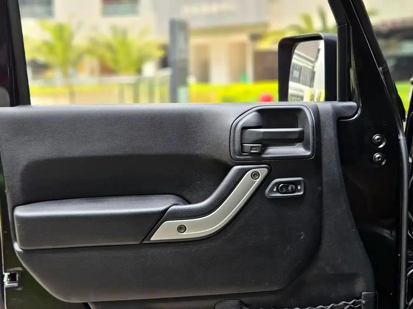 2015 Jeep Wrangler 2.8TD Sahara Four-Door Comfort Edition — миниатюра 22