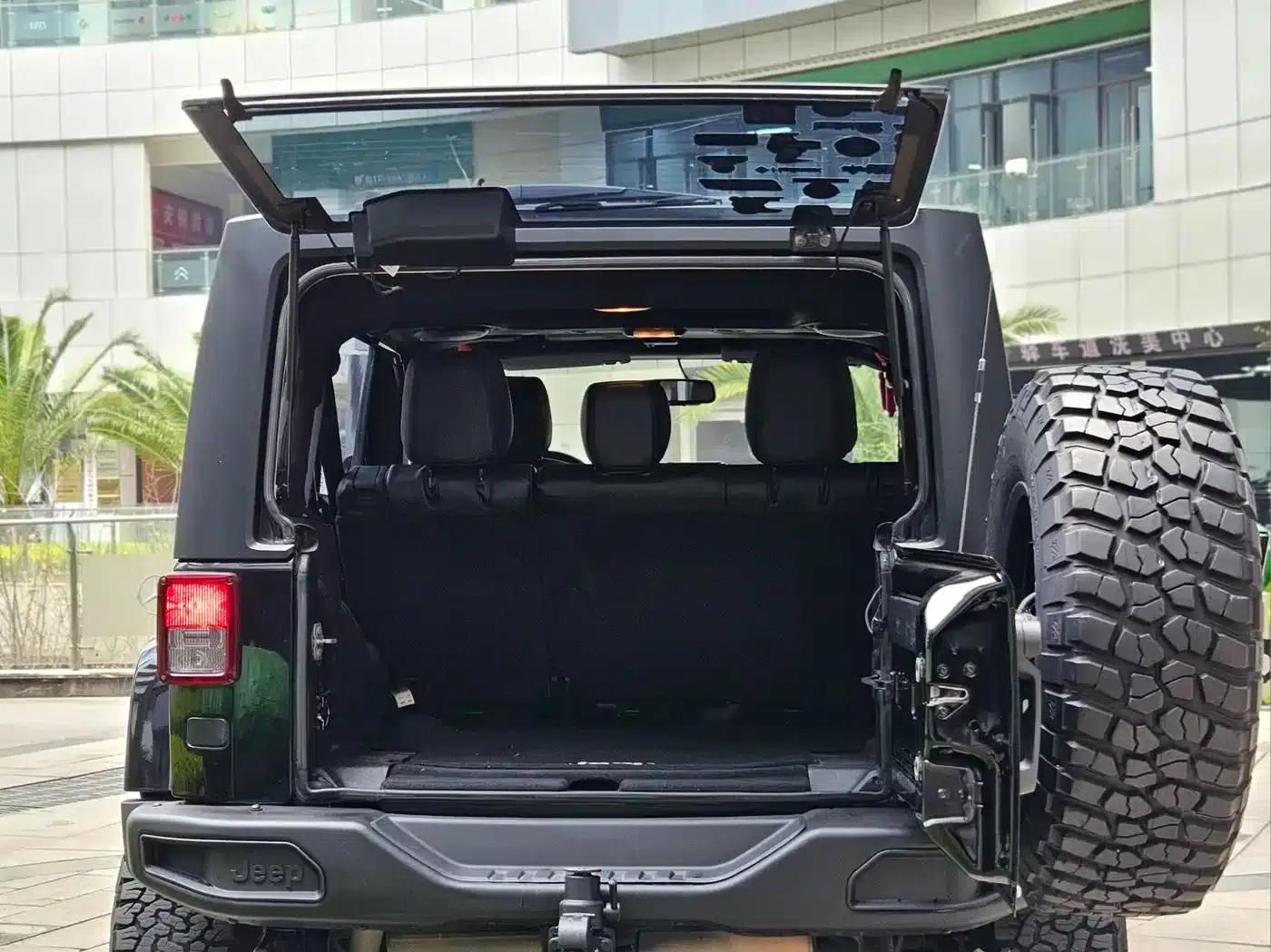 2015 Jeep Wrangler 2.8TD Sahara Four-Door Comfort Edition — миниатюра 26