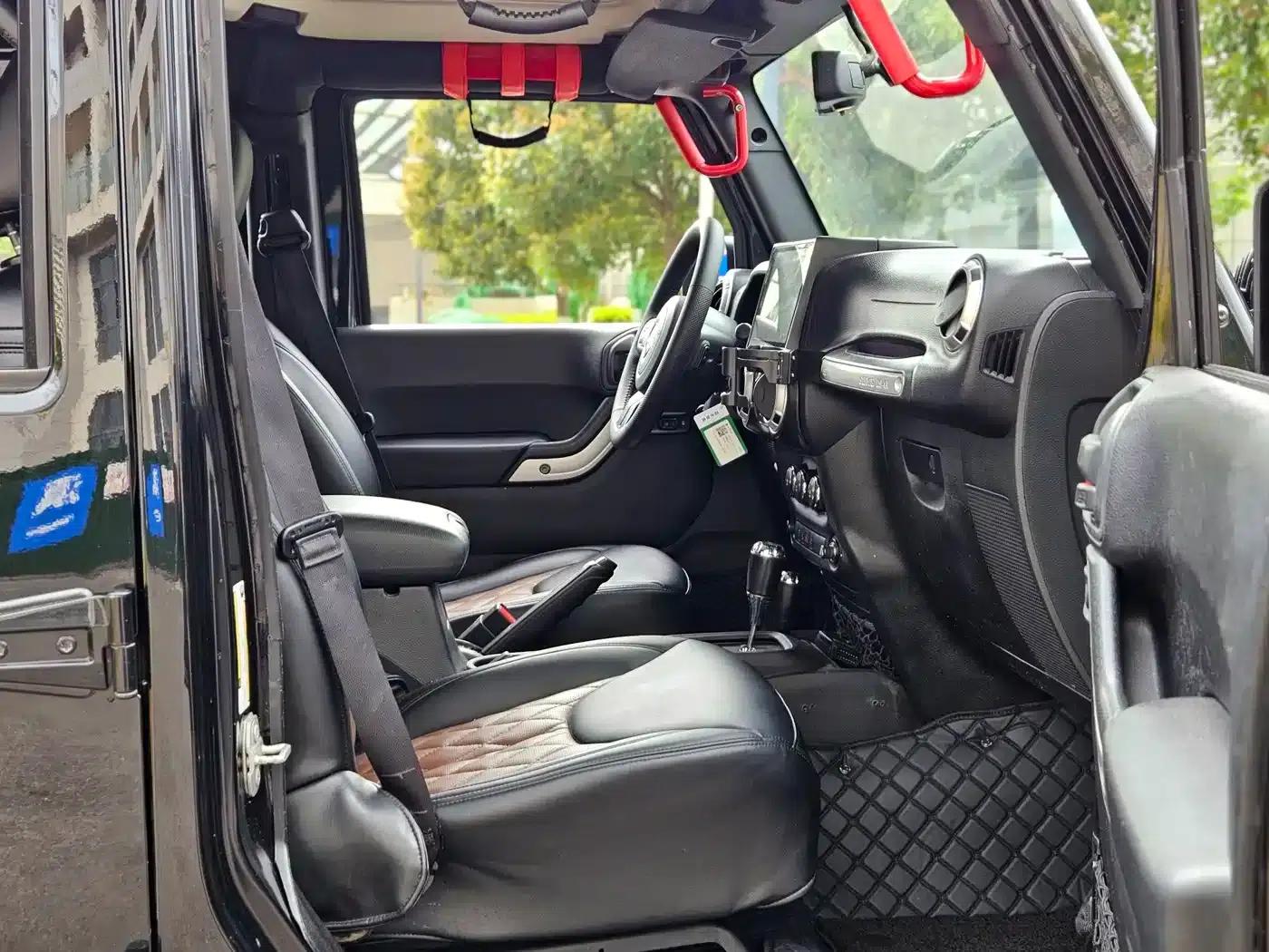 2015 Jeep Wrangler 2.8TD Sahara Four-Door Comfort Edition — миниатюра 5
