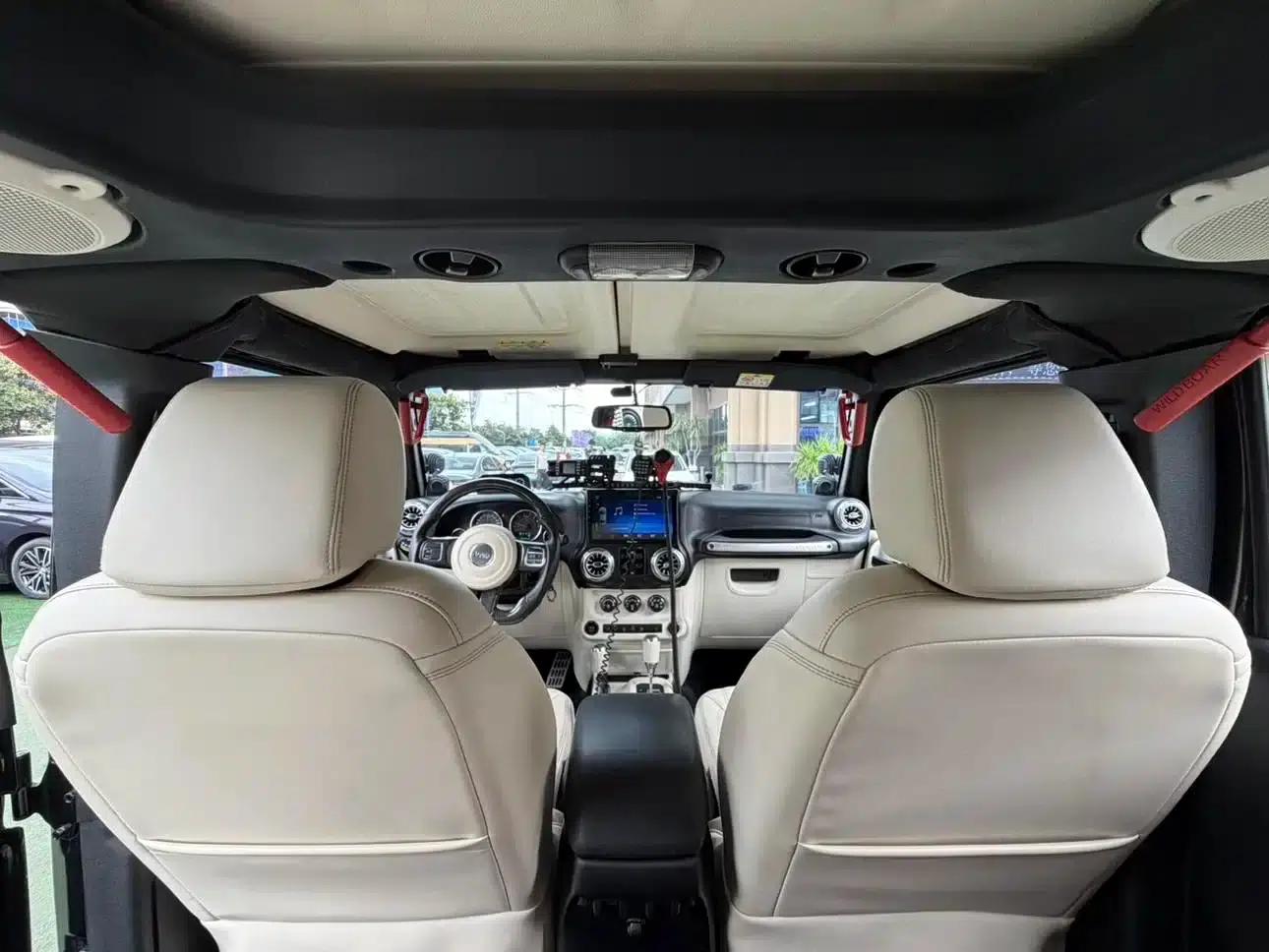 2013 Jeep Wrangler 3.6L Sahara 4-Door — миниатюра 12