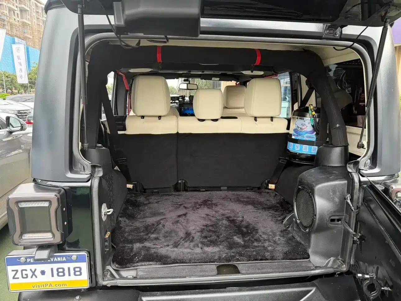2013 Jeep Wrangler 3.6L Sahara 4-Door — миниатюра 14