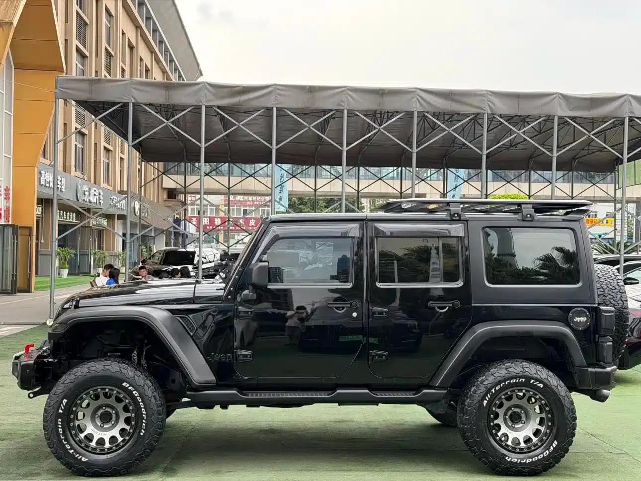 2013 Jeep Wrangler 3.6L Sahara 4-Door — миниатюра 3