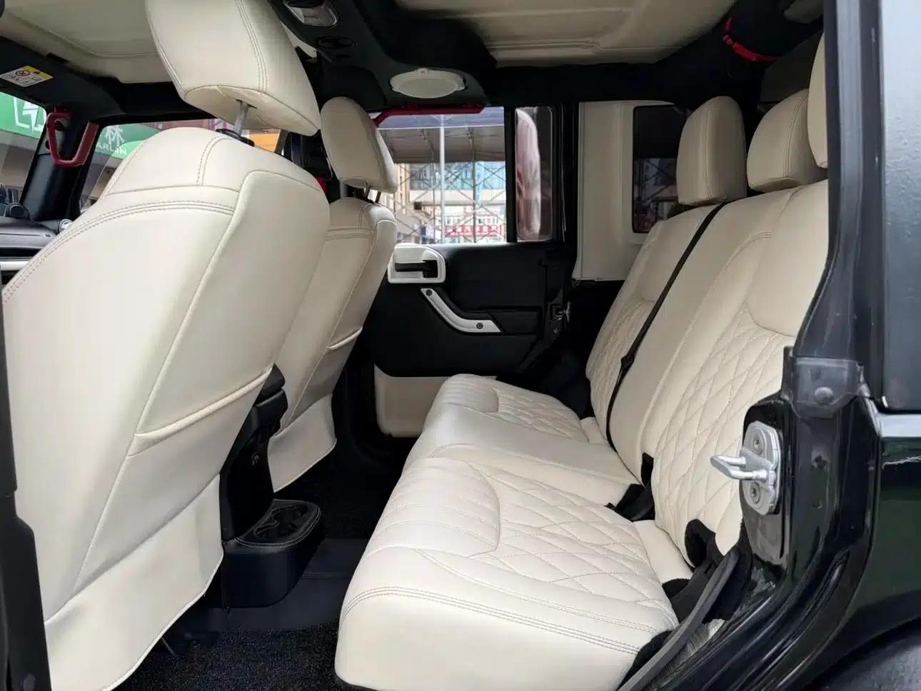 2013 Jeep Wrangler 3.6L Sahara 4-Door — миниатюра 4