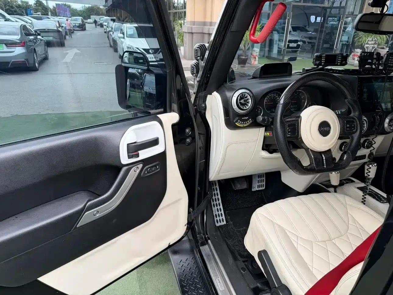 2013 Jeep Wrangler 3.6L Sahara 4-Door — миниатюра 6