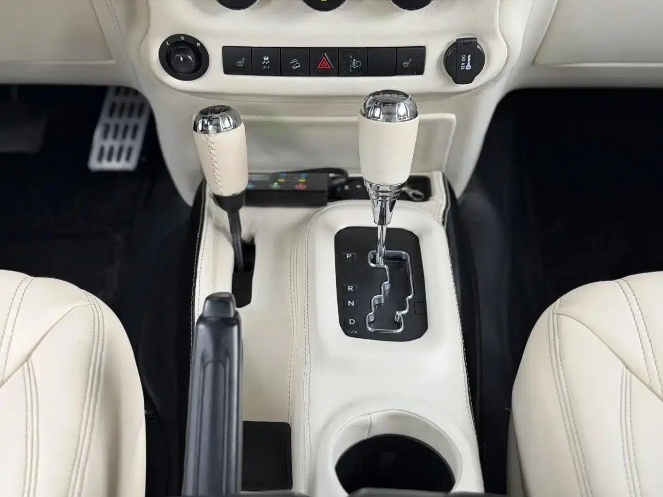 2013 Jeep Wrangler 3.6L Sahara 4-Door — миниатюра 7