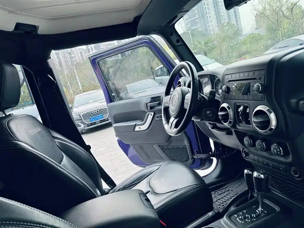 2017 Jeep Wrangler 3.0L Sahara Four-Door Comfort Edition — миниатюра 12