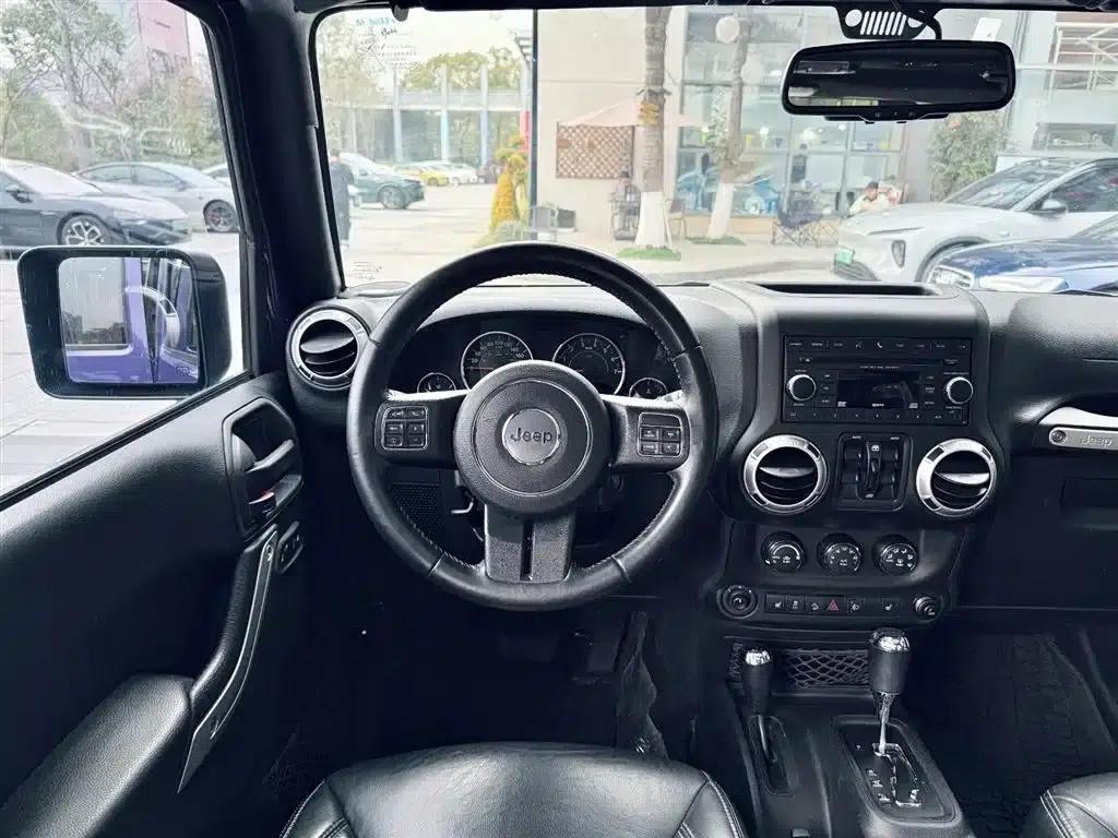 2017 Jeep Wrangler 3.0L Sahara Four-Door Comfort Edition — миниатюра 16
