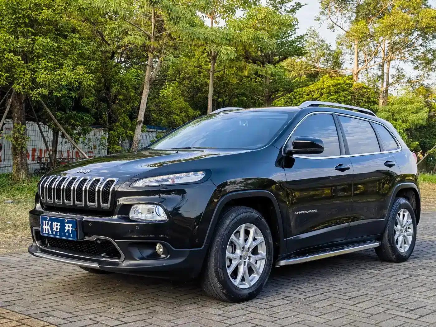 Jeep Cherokee 2016 2.4L Professional Smart Edition — миниатюра 1