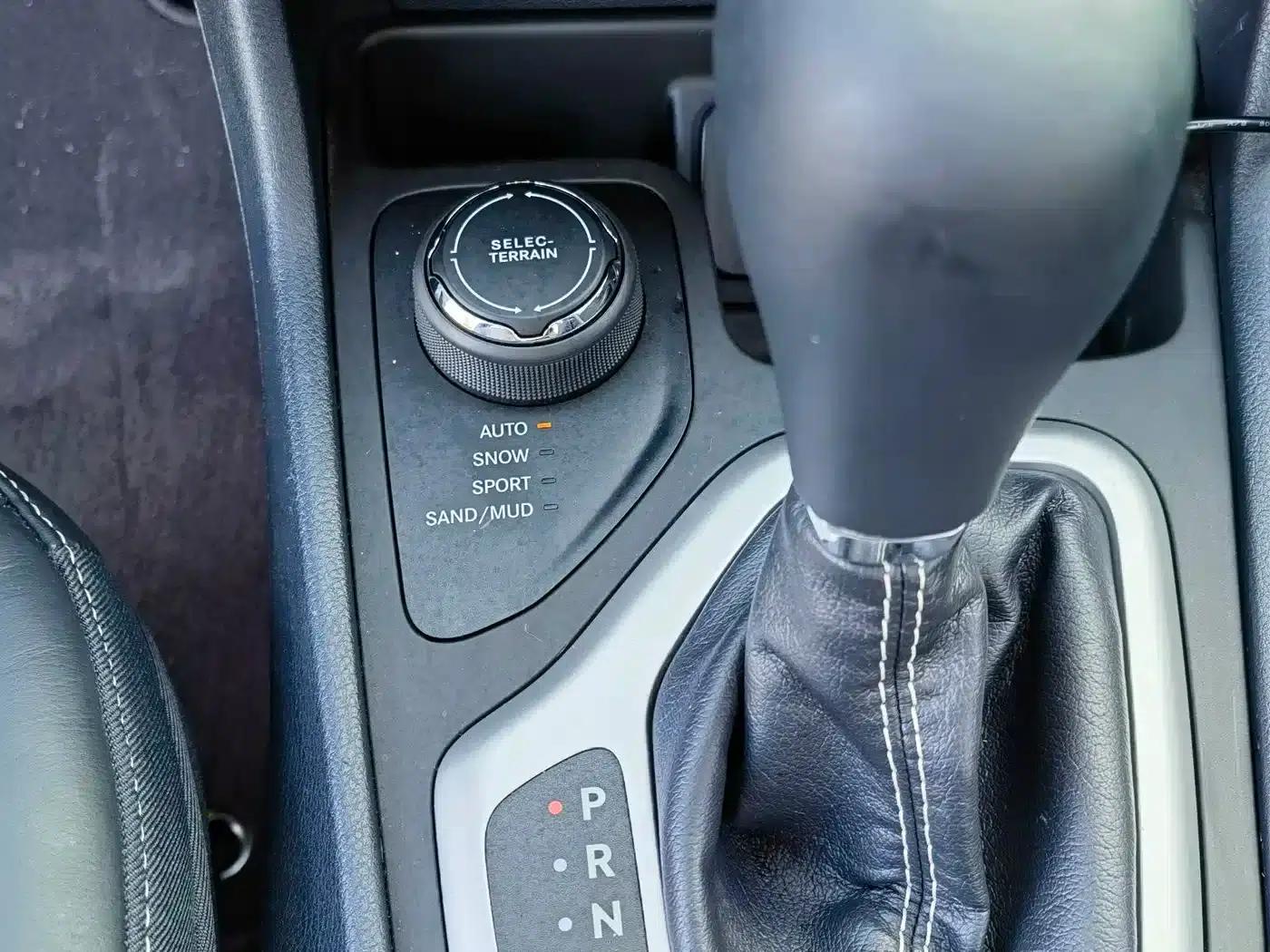 Jeep Cherokee 2016 2.4L Professional Smart Edition — миниатюра 11