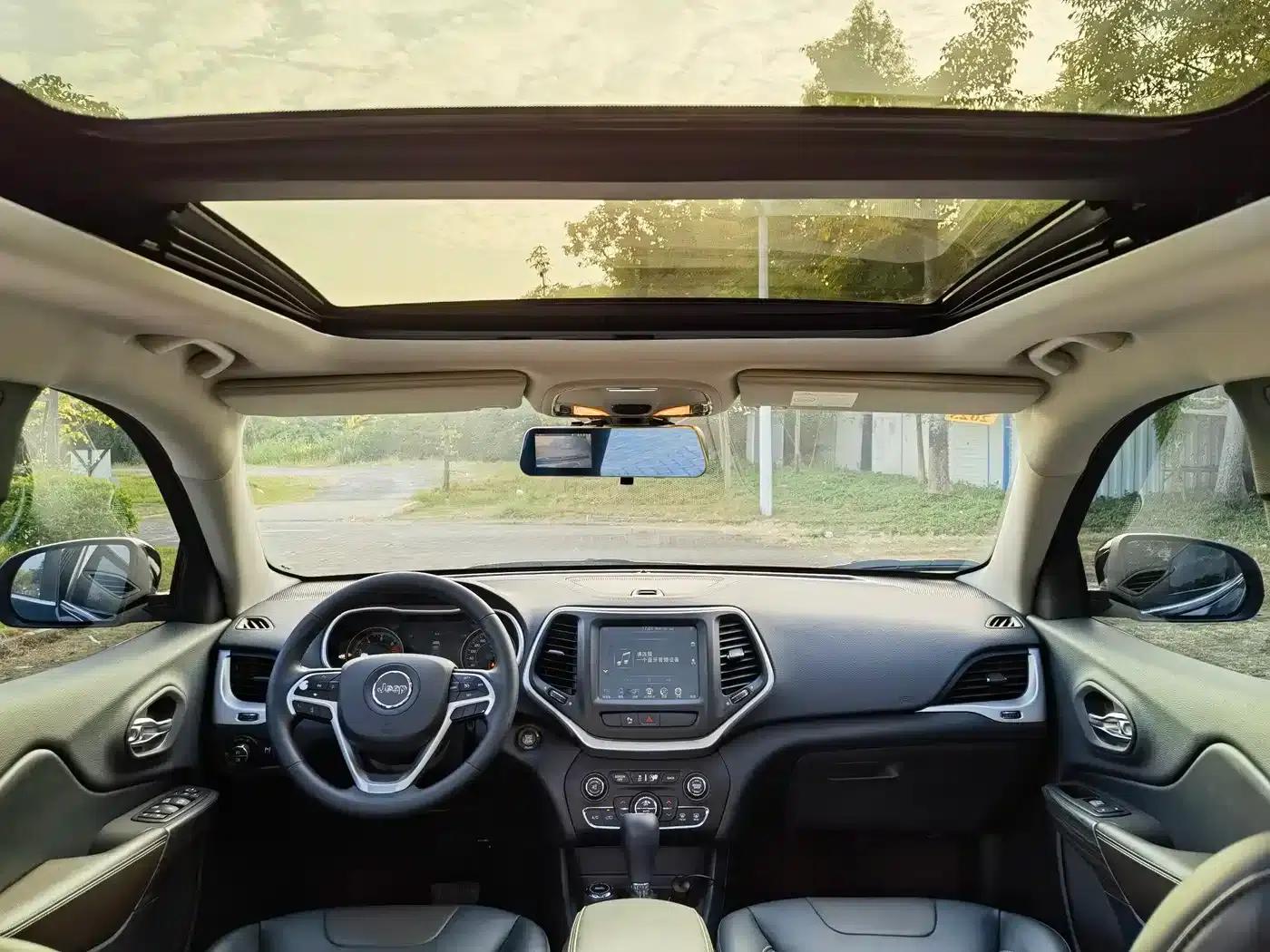 Jeep Cherokee 2016 2.4L Professional Smart Edition — миниатюра 12